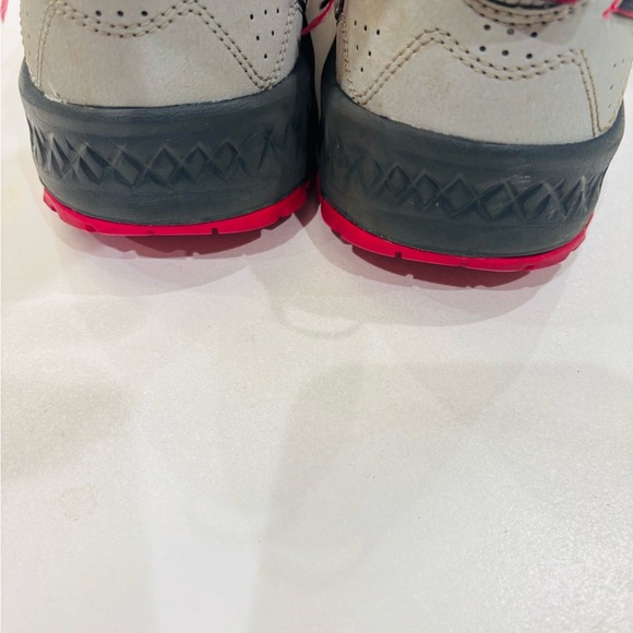 Saucony Gray and Red Trail Sneakers size 10 - Picture 4 of 9